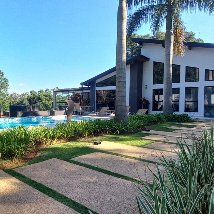 Fachada de casa com piscina em chácara no condomínio Porta do Sol Fachada de casa com piscina em chácara no condomínio Porta do Sol