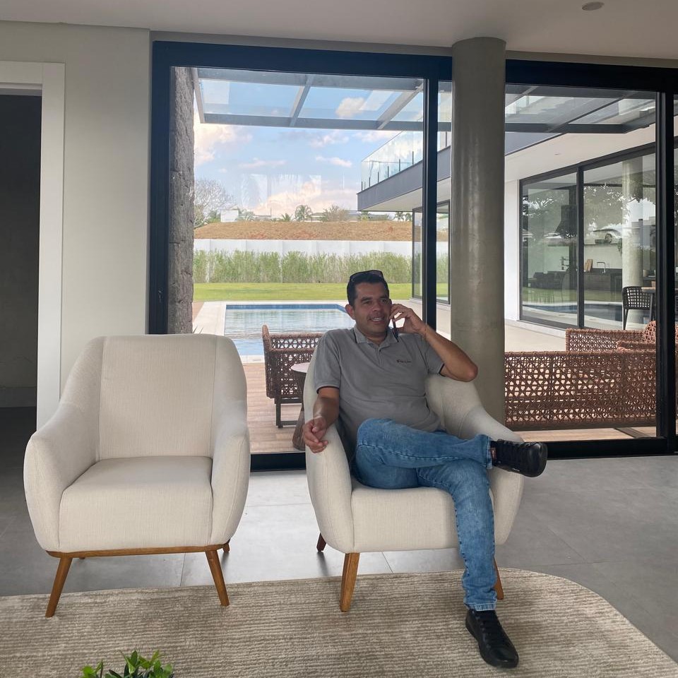 Flávio Silva atendendo cliente, em momento de trabalho na Flávio Silva Imobiliária Flávio Silva atendendo cliente, em momento de trabalho na Flávio Silva Imobiliária
