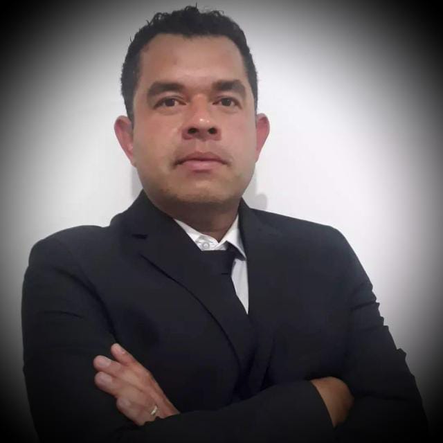 Flávio Silva vestindo terno, representando a Flávio Silva Imobiliária Flávio Silva vestindo terno, representando a Flávio Silva Imobiliária